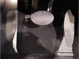 【ペダル】BMWはオルガン式アクセルペダルを採用しています。踏み込む足とペダルが同じ軌跡を描くため、かかとがずれにくく、アクセルコントロールがよりしやすくなるメリットがあります。