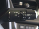 オートマチックハイビームとは、先行車や対向車のライトを認識し、ハイビームとロービームを自動で切り替える機能です。夜道の視界を確保します。詳細は販売店スタッフまでお尋ね下さい。