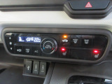 オートエアコンタイプなので細かい操作なしで快適温度に調整してくれます。シートヒーター付きで、冷えた車内でもスイッチを押せば数秒で座面と背もたれがあたたかくなります。