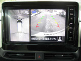 車を上空から見下ろしているかのような映像をカメラに映し出し、周囲の状況がひと目でわかります。