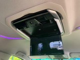 【後席モニター】家族や友人とお出かけする機会が多い方に大人気の後席モニターを装備!見やすい位置に画面がありテレビやDVDの視聴も快適!友達もお子様も、後席にしか乗らなくなるかも??