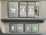 運転席右側に電動スライドドアのスイッチや衝突軽減ブレーキ【CMBS】のスイッチ等がついています。
