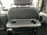 後部座先にはパーソナルテーブルがついており快適さ利便性も非常に高いです