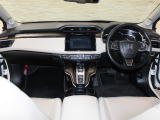 操作性に優れた運転席となります!小物入れや各ボタンの配置にこだわり、使いやすいです!座り心地もよく視認性も良好なのでロングドライブもお任せ下さい!