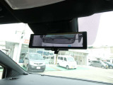 インテリジェント ルームミラーは、車両後方のカメラ映像をミラー面に映し出すので、車内の状況や、天候などに影響されず、いつでもクリアな後方視界が得られます