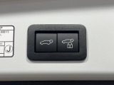 【パワーバックドア】スマートキーや運転席のボタンを押すだけでリアゲートが自動で開閉します!荷物を持っている時や、高い位置にあるバックドアを閉める際に便利な機能です♪