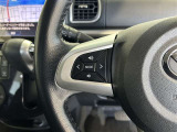 運転中、オーディオの操作をしてて、ハッとしたことはありませんか?ステアリングスイッチは、運転中でもハンドルでオーディオの操作が可能です。安全なドライブをサポートします。