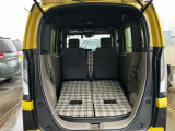 リア席を倒せば広々とした空間の出来上がり、荷物がたくさん載せられますよ。