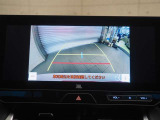 バックカメラもついておりますので駐車時に確認できます。