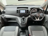 NV200バネットバンの室内は機能的で使いやすく、多彩な収納スポットがドライバーの作業効率をアップ。運転席は快適性と視界の良さを確保。便利なホルダー付きでビジネスがスムーズに行えます。