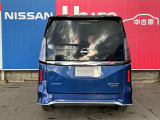 バックドアは上半分からも開閉します!狭い場所での荷物の出し入れにとっても便利!
