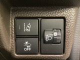 ハンドルの右側にはヘッドライトレベライザーと路外逸脱抑制機能のオンオフスイッチなどがついています。ヘッドライトレベライザーは道路状況や積荷の加重に応じてライトの高さを調節できます。