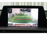 後退時に車両の後ろ側をモニター画面に表示します。車庫入れなどでバックする際に後方確認ができて便利です。