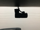 後方にもドライブレコーダーのカメラが付いています。前後両方でお車の周りを監視・記録いたします。