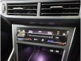 ★運転席と助手席側を独立して温度調節できるオートエアコンを標準装備。SYNCで左右の温度を同調させることも可能です。