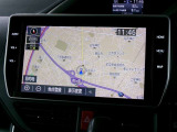 純正10型ナビを装備。タッチパネル式で使いやすく、お出かけもラクラクです。