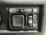 【電動格納ミラー】サイドミラーは電動格納式となっており、狭い駐車場でもキズがつくリスクを抑えられます。