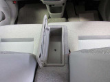アームレストを開けると、収納スペースとしてお使いいただけます!ものが多くなりがちな車内も、隠す収納で生活感をリセット♪