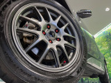 【17インチアルミホイール】外観にマッチしたアルミホイールを装着しております。各種アルミホイールや、スタッドレスタイヤも取扱いしております。是非ご相談ください♪