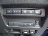 運転席右側には電動スライドドア等の各種スイッチがまとめられています!