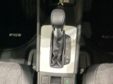 CVT車のセレクトレバーです。低速から高速まで、変速ショックのないスムーズな走りを実現するとともに、エンジン効率のよい領域を維持することで燃費にも貢献します。