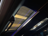 【ガラスルーフ】ガラスルーフ搭載で車内の解放感が一気にアップ!開放的なドライブをお楽しみいただけます。