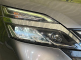 【LEDヘッドライト】悪天候や夜間走行時も良好な視界を確保し安心して運転できる高輝度LEDヘッドライトを装備!点灯速度が早く、消費電力も抑えられています。