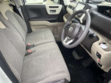 前席運転席側 車内も明るい雰囲気で、シートのデザインもおしゃれです♪