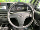 ステアリングも使用感が少なく、きれいな状態となっております♪