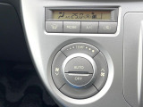 【オートエアコン】一度お好みの温度に設定すれば、車内の温度を検知し風量や温度を自動で調整。暑い&hellip;寒い&hellip;と何度もスイッチ操作をする必要はありません。快適な車内空間には必須の機能ですね♪