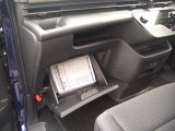 助手席前にはグローブボックスとトレイ部もあり収納に便利です。