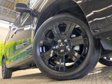 【18インチアルミホイール】外観にマッチしたアルミホイールを装着しております。各種アルミホイールや、スタッドレスタイヤも取扱いしております。是非ご相談ください♪