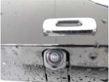バックカメラが付いているので後方確認が非常にしやすいです。今や運転初心者も熟練者も必須装備!ついていて損はないですね♪