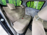 後部座席も気になるようなキズ・汚れやへたり等、大きなダメージはなく、良好な状態です。