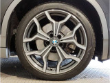 【BMWアロイホイル】軽量かつ強度に拘ったアロイホイル。走行性能ポテンシャルを引き出す設計。車の足元を引き締めてくれる大きなポイントはアロイホイルです。