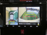 パノラミックビューモニター搭載。カメラで車両周囲の状況を映し出すため、狭い場所での駐車などに役立ちます。