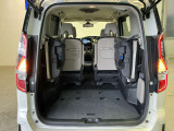 サードシートを跳ね上げると、大きな荷物も載せれる大きな空間に。