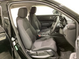 広い足元にゆったり座れるシートには肘掛けも装備しており長距離の運転でも疲れにくくなってます。女性でも運転がしやすいように、シートの高さ調整機能(シートリフター)がついています。