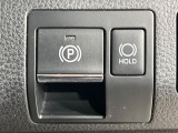 【オートブレーキホールド】信号待ちや渋滞で停車時にブレーキから足を離しても、停止状態を保持してくれます。前進するときはアクセルを踏めば自動で解除されるので安心♪街乗り運転が楽になります♪