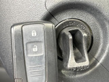 【キーレス】少し離れた場所からでもボタン一つでドアの開錠・施錠ができるのでとっても便利!ドアの鍵穴周りに傷をつけることもありません♪