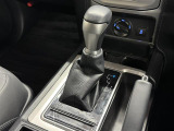 【フロアシフト】直感的な操作性や手に取りやすいレバー位置が特徴です。MTモードはエンジンブレーキやパワフルな加速を要する際など様々なケースで活躍。