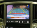 車両後方の映像を映すバックモニター。進路を確認しながら安全に車庫入れできます。