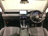 車内は光触媒抗菌消臭施工済です。スタイリッシュなデザインでスポーティなインパネ周りを演出します。グローブボックスやカップホルダーのほかにトレーなどたくさんの収納スペースが付いています。