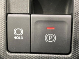 【電動パーキングブレーキ】パーキングブレーキは便利な電動式!ボタン一つで操作でき、アクセルを踏めば自動で解除されます♪レバーやペダルが無いので運転席廻りもすっきりしますね♪