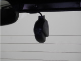 ◆リアにもドライブレコーダーを装備しております◆映像・音声などを記録する自動車用の装置です。もしもの事故の際の記録はもちろん、旅行の際の思い出としてドライブの映像を楽しむことができます。
