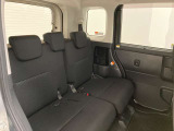 後部座席のスペースもしっかり確保しております。大人の方が乗るにも十分で、チャイルドシートをつけてもお子様の乗り降りもラクラクです。長時間ドライブも疲れにくそうですね。