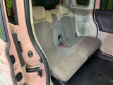 後部座席も気になるようなキズ・汚れやへたり等、大きなダメージはなく、良好な状態です。