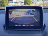 ガイド付きバックカメラです。商業施設や立体駐車場、夜間の後方確認に役立ちます。