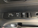 電動格納式リモコンドアミラーと、パワーウィンドウスイッチ等は運転席ドアにあります。