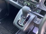 運転席周辺のスマートなレイアウトが、操作のしやすさを実現。快適なドライブをサポートします。手元で操作ができる、電子制御パーキングブレーキ。